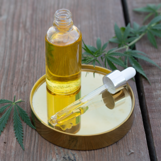 CBD vs THCA - cbd oil and hemp leaf